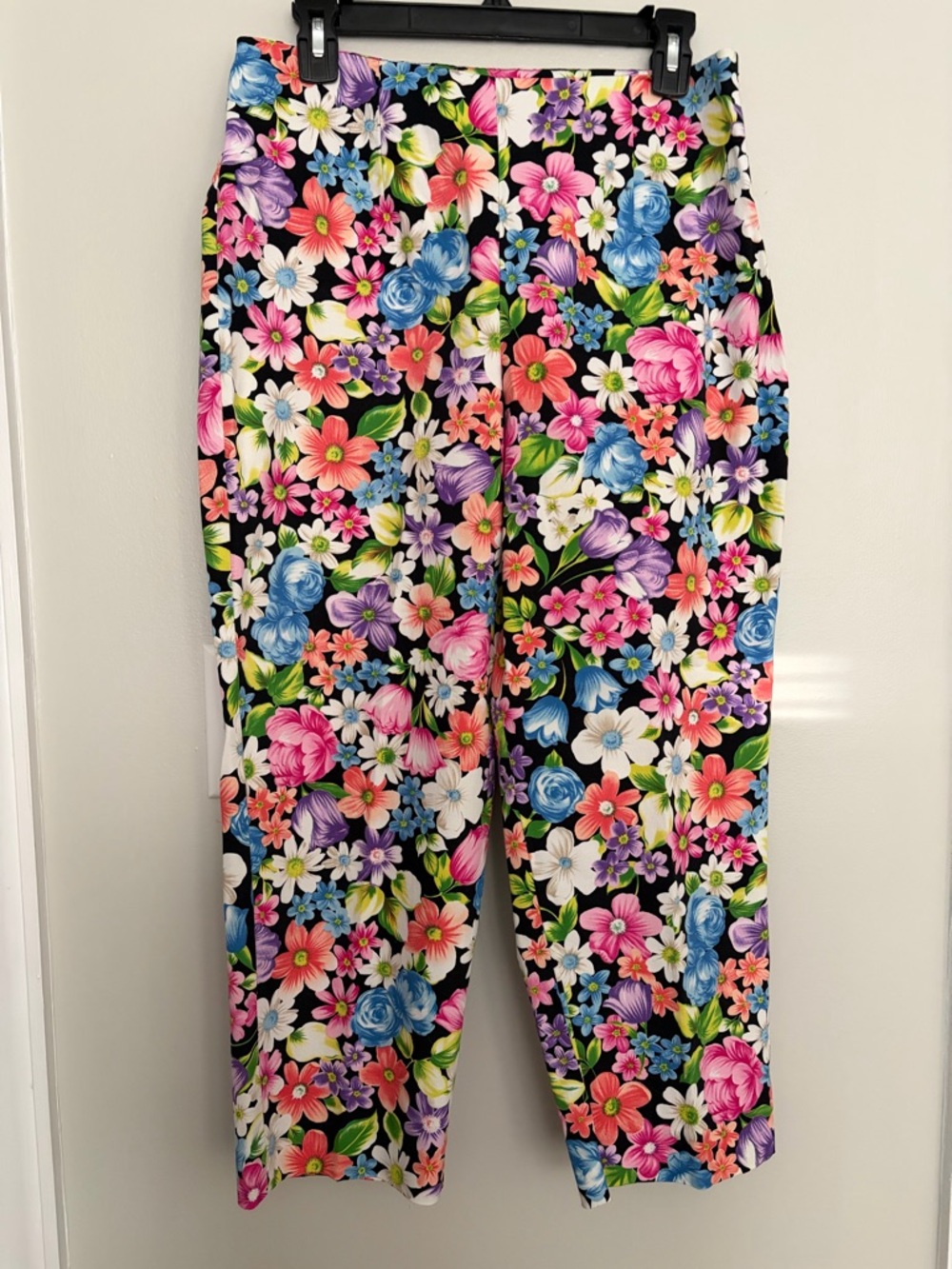 BRIGGS New York Floral crop pants. Black with Multicolor Flowers